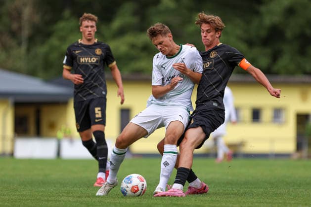 Samin Mujevic (Borussia Moenchengladbach) und Emil Geisselmann (SV Elversberg) im Zweikampf waehrend des Spiels der A-Junioren Bundesliga zwischen SV Elversberg und Borussia Moenchengladbach, am Jungenwald am 13. September 2026 in Puettlingen, Deutschland. (Foto von Oliver Kaelke DeFodi Images) +++ Samin Mujevic (Borussia Moenchengladbach) und Emil Geisselmann (SV Elversberg) battle for the ball during the under 19 Bundesliga match between SV Elversberg and Borussia Moenchengladbach at am Jungenwald on September 13, 2026 in Puettlingen, Germany. (Photo by Oliver Kaelke DeFodi Images) DFB DFL REGULATIONS PROHIBIT ANY USE OF PHOTOGRAPHS AS IMAGE SEQUENCES AND OR QUASI-VIDEO. (Photo by Oliver Kaelke DeFodi Images) -