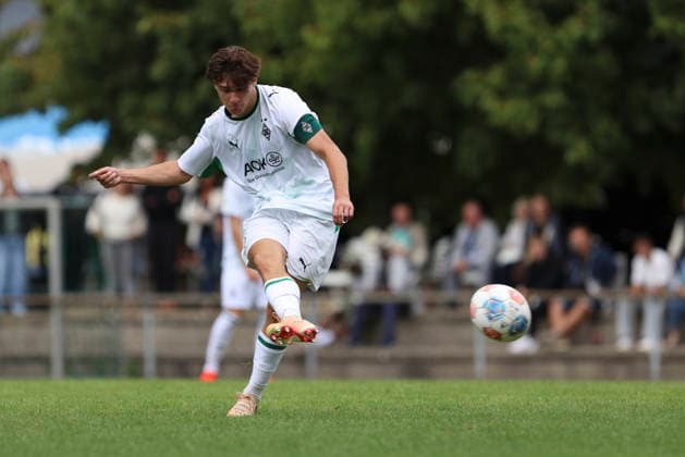 Armin Spahic (Borussia Moenchengladbach) in Aktion, am Ball, Einzelaktion waehrend des Spiels der A-Junioren Bundesliga zwischen SV Elversberg und Borussia Moenchengladbach, am Jungenwald am 13. September 2026 in Puettlingen, Deutschland. (Foto von Oliver Kaelke DeFodi Images) +++ Armin Spahic (Borussia Moenchengladbach) controls the ball during the under 19 Bundesliga match between SV Elversberg and Borussia Moenchengladbach at am Jungenwald on September 13, 2026 in Puettlingen, Germany. (Photo by Oliver Kaelke DeFodi Images) DFB DFL REGULATIONS PROHIBIT ANY USE OF PHOTOGRAPHS AS IMAGE SEQUENCES AND OR QUASI-VIDEO. (Photo by Oliver Kaelke DeFodi Images) -