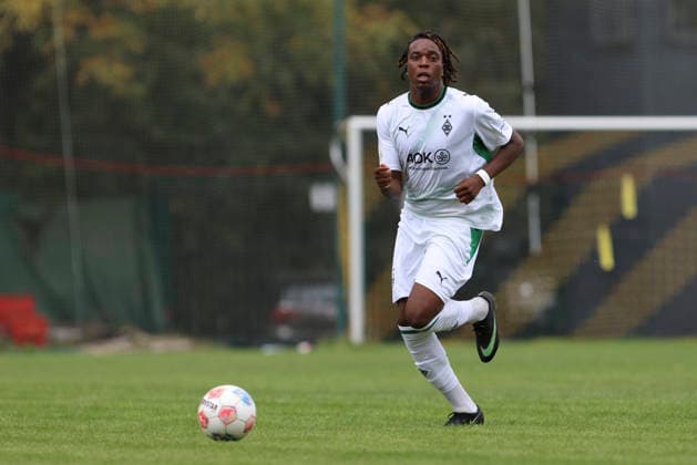 Destini Megogo (Borussia Moenchengladbach) in Aktion, am Ball, Einzelaktion waehrend des Spiels der A-Junioren Bundesliga zwischen SV Elversberg und Borussia Moenchengladbach, am Jungenwald am 13. September 2026 in Puettlingen, Deutschland. (Foto von Oliver Kaelke DeFodi Images) +++ Destini Megogo (Borussia Moenchengladbach) controls the ball during the under 19 Bundesliga match between SV Elversberg and Borussia Moenchengladbach at am Jungenwald on September 13, 2026 in Puettlingen, Germany. (Photo by Oliver Kaelke DeFodi Images) DFB DFL REGULATIONS PROHIBIT ANY USE OF PHOTOGRAPHS AS IMAGE SEQUENCES AND OR QUASI-VIDEO. (Photo by Oliver Kaelke DeFodi Images) -