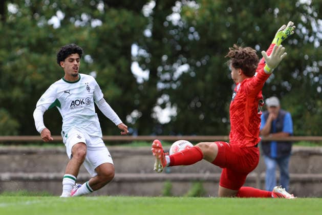 Abdul Al Khalaf (Borussia Moenchengladbach) und Torwart Florian Brueck (SV Elversberg) im Zweikampf waehrend des Spiels der A-Junioren Bundesliga zwischen SV Elversberg und Borussia Moenchengladbach, am Jungenwald am 13. September 2026 in Puettlingen, Deutschland. (Foto von Oliver Kaelke DeFodi Images) +++ Abdul Al Khalaf (Borussia Moenchengladbach) und Torwart Florian Brueck (SV Elversberg) battle for the ball during the under 19 Bundesliga match between SV Elversberg and Borussia Moenchengladbach at am Jungenwald on September 13, 2026 in Puettlingen, Germany. (Photo by Oliver Kaelke DeFodi Images) DFB DFL REGULATIONS PROHIBIT ANY USE OF PHOTOGRAPHS AS IMAGE SEQUENCES AND OR QUASI-VIDEO. (Photo by Oliver Kaelke DeFodi Images) -