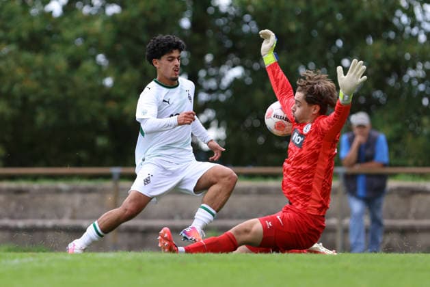 Abdul Al Khalaf (Borussia Moenchengladbach) und Torwart Florian Brueck (SV Elversberg) im Zweikampf waehrend des Spiels der A-Junioren Bundesliga zwischen SV Elversberg und Borussia Moenchengladbach, am Jungenwald am 13. September 2026 in Puettlingen, Deutschland. (Foto von Oliver Kaelke DeFodi Images) +++ Abdul Al Khalaf (Borussia Moenchengladbach) und Torwart Florian Brueck (SV Elversberg) battle for the ball during the under 19 Bundesliga match between SV Elversberg and Borussia Moenchengladbach at am Jungenwald on September 13, 2026 in Puettlingen, Germany. (Photo by Oliver Kaelke DeFodi Images) DFB DFL REGULATIONS PROHIBIT ANY USE OF PHOTOGRAPHS AS IMAGE SEQUENCES AND OR QUASI-VIDEO. (Photo by Oliver Kaelke DeFodi Images) -
