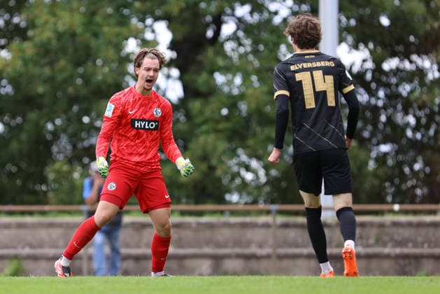 Torwart Florian Brueck (SV Elversberg) gestikuliert, Gestik waehrend des Spiels der A-Junioren Bundesliga zwischen SV Elversberg und Borussia Moenchengladbach, am Jungenwald am 13. September 2026 in Puettlingen, Deutschland. (Foto von Oliver Kaelke DeFodi Images) +++ Torwart Florian Brueck (SV Elversberg) gestures during the under 19 Bundesliga match between SV Elversberg and Borussia Moenchengladbach at am Jungenwald on September 13, 2026 in Puettlingen, Germany. (Photo by Oliver Kaelke DeFodi Images) DFB DFL REGULATIONS PROHIBIT ANY USE OF PHOTOGRAPHS AS IMAGE SEQUENCES AND OR QUASI-VIDEO. (Photo by Oliver Kaelke DeFodi Images) -
