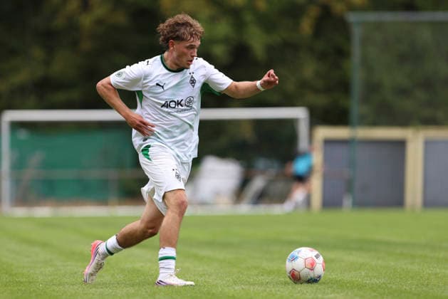 Mika Van Lipzig (Borussia Moenchengladbach) in Aktion, am Ball, Einzelaktion waehrend des Spiels der A-Junioren Bundesliga zwischen SV Elversberg und Borussia Moenchengladbach, am Jungenwald am 13. September 2026 in Puettlingen, Deutschland. (Foto von Oliver Kaelke DeFodi Images) +++ Mika Van Lipzig (Borussia Moenchengladbach) controls the ball during the under 19 Bundesliga match between SV Elversberg and Borussia Moenchengladbach at am Jungenwald on September 13, 2026 in Puettlingen, Germany. (Photo by Oliver Kaelke DeFodi Images) DFB DFL REGULATIONS PROHIBIT ANY USE OF PHOTOGRAPHS AS IMAGE SEQUENCES AND OR QUASI-VIDEO. (Photo by Oliver Kaelke DeFodi Images) -