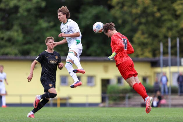 Maximilian Donner (Borussia Moenchengladbach) und Torwart Florian Brueck (SV Elversberg) im Zweikampf waehrend des Spiels der A-Junioren Bundesliga zwischen SV Elversberg und Borussia Moenchengladbach, am Jungenwald am 13. September 2026 in Puettlingen, Deutschland. (Foto von Oliver Kaelke DeFodi Images) +++ Maximilian Donner (Borussia Moenchengladbach) und Torwart Florian Brueck (SV Elversberg) battle for the ball during the under 19 Bundesliga match between SV Elversberg and Borussia Moenchengladbach at am Jungenwald on September 13, 2026 in Puettlingen, Germany. (Photo by Oliver Kaelke DeFodi Images) DFB DFL REGULATIONS PROHIBIT ANY USE OF PHOTOGRAPHS AS IMAGE SEQUENCES AND OR QUASI-VIDEO. (Photo by Oliver Kaelke DeFodi Images) -