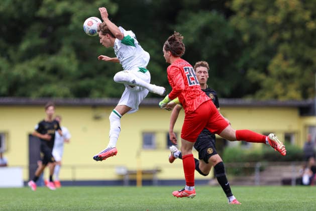 Maximilian Donner (Borussia Moenchengladbach) und Torwart Florian Brueck (SV Elversberg) im Zweikampf waehrend des Spiels der A-Junioren Bundesliga zwischen SV Elversberg und Borussia Moenchengladbach, am Jungenwald am 13. September 2026 in Puettlingen, Deutschland. (Foto von Oliver Kaelke DeFodi Images) +++ Maximilian Donner (Borussia Moenchengladbach) und Torwart Florian Brueck (SV Elversberg) battle for the ball during the under 19 Bundesliga match between SV Elversberg and Borussia Moenchengladbach at am Jungenwald on September 13, 2026 in Puettlingen, Germany. (Photo by Oliver Kaelke DeFodi Images) DFB DFL REGULATIONS PROHIBIT ANY USE OF PHOTOGRAPHS AS IMAGE SEQUENCES AND OR QUASI-VIDEO. (Photo by Oliver Kaelke DeFodi Images) -