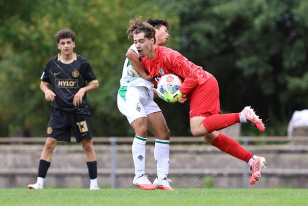 Shinnosuke Yamakawa (Borussia Moenchengladbach) und Torwart Florian Brueck (SV Elversberg) im Zweikampf waehrend des Spiels der A-Junioren Bundesliga zwischen SV Elversberg und Borussia Moenchengladbach, am Jungenwald am 13. September 2026 in Puettlingen, Deutschland. (Foto von Oliver Kaelke DeFodi Images) +++ Shinnosuke Yamakawa (Borussia Moenchengladbach) und Torwart Florian Brueck (SV Elversberg) battle for the ball during the under 19 Bundesliga match between SV Elversberg and Borussia Moenchengladbach at am Jungenwald on September 13, 2026 in Puettlingen, Germany. (Photo by Oliver Kaelke DeFodi Images) DFB DFL REGULATIONS PROHIBIT ANY USE OF PHOTOGRAPHS AS IMAGE SEQUENCES AND OR QUASI-VIDEO. (Photo by Oliver Kaelke DeFodi Images) -