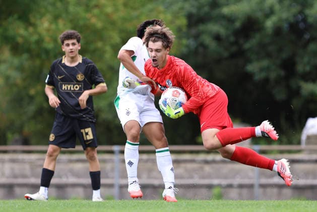 Shinnosuke Yamakawa (Borussia Moenchengladbach) und Torwart Florian Brueck (SV Elversberg) im Zweikampf waehrend des Spiels der A-Junioren Bundesliga zwischen SV Elversberg und Borussia Moenchengladbach, am Jungenwald am 13. September 2026 in Puettlingen, Deutschland. (Foto von Oliver Kaelke DeFodi Images) +++ Shinnosuke Yamakawa (Borussia Moenchengladbach) und Torwart Florian Brueck (SV Elversberg) battle for the ball during the under 19 Bundesliga match between SV Elversberg and Borussia Moenchengladbach at am Jungenwald on September 13, 2026 in Puettlingen, Germany. (Photo by Oliver Kaelke DeFodi Images) DFB DFL REGULATIONS PROHIBIT ANY USE OF PHOTOGRAPHS AS IMAGE SEQUENCES AND OR QUASI-VIDEO. (Photo by Oliver Kaelke DeFodi Images) -