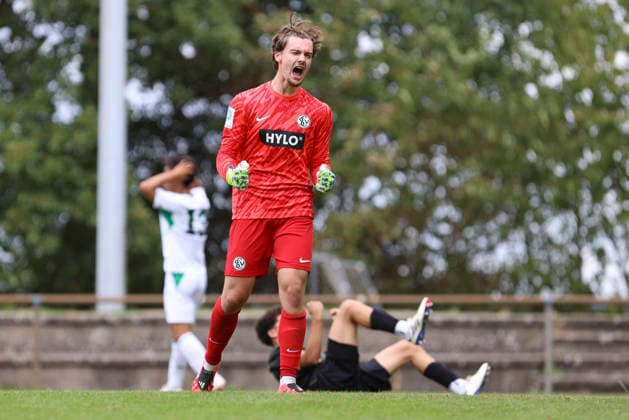Torwart Florian Brueck (SV Elversberg) Schlussjubel, jubelt nach dem 2:1 Sieg waehrend des Spiels der A-Junioren Bundesliga zwischen SV Elversberg und Borussia Moenchengladbach, am Jungenwald am 13. September 2026 in Puettlingen, Deutschland. (Foto von Oliver Kaelke DeFodi Images) +++ Torwart Florian Brueck (SV Elversberg) celebrate after winning during the under 19 Bundesliga match between SV Elversberg and Borussia Moenchengladbach at am Jungenwald on September 13, 2026 in Puettlingen, Germany. (Photo by Oliver Kaelke DeFodi Images) DFB DFL REGULATIONS PROHIBIT ANY USE OF PHOTOGRAPHS AS IMAGE SEQUENCES AND OR QUASI-VIDEO. (Photo by Oliver Kaelke DeFodi Images) -