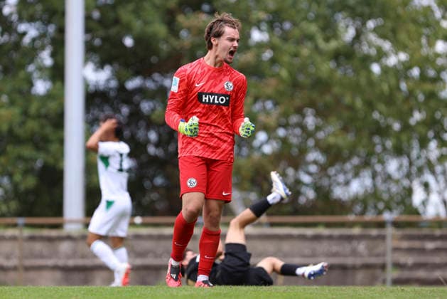 Torwart Florian Brueck (SV Elversberg) Schlussjubel, jubelt nach dem 2:1 Sieg waehrend des Spiels der A-Junioren Bundesliga zwischen SV Elversberg und Borussia Moenchengladbach, am Jungenwald am 13. September 2026 in Puettlingen, Deutschland. (Foto von Oliver Kaelke DeFodi Images) +++ Torwart Florian Brueck (SV Elversberg) celebrate after winning during the under 19 Bundesliga match between SV Elversberg and Borussia Moenchengladbach at am Jungenwald on September 13, 2026 in Puettlingen, Germany. (Photo by Oliver Kaelke DeFodi Images) DFB DFL REGULATIONS PROHIBIT ANY USE OF PHOTOGRAPHS AS IMAGE SEQUENCES AND OR QUASI-VIDEO. (Photo by Oliver Kaelke DeFodi Images) -
