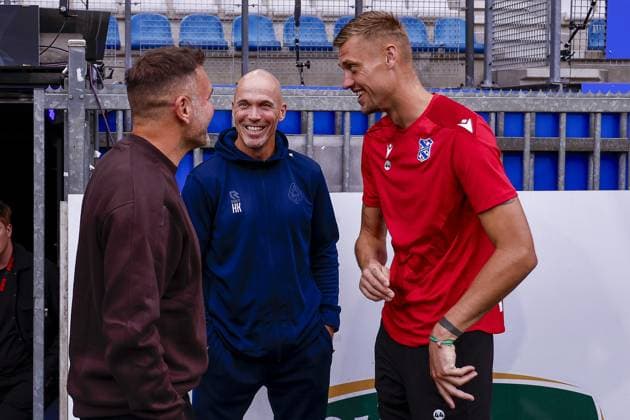 HEERENVEEN , 13-09-2026 , Abe Lenstra Stadium , season 2026 2027 , Dutch Eredivisie football . match between SC Heerenveen and Telstar, Picture shows Telstar-trainer Henk Brugge talking with Telstar goalkeeper coach Harmen Kuperus (M) and sc Heerenveen goalkeeper Andries Noppert Heerenveen - Telstar  x206984565x Copyright: