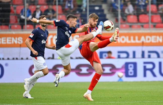 Zweikampf, Aktion Adrian Kapralik Holstein Kiel (20) gegen Julian Niehues 1. FC Heidenheim 1846 FCH (16) 1. FC Heidenheim 1846 FCH vs Holstein Kiel KSV 13.09.2026 DFL REGULATIONS PROHIBIT ANY USE OF PHOTOGRAPHS AS IMAGE SEQUENCES AND OR QUASI-VIDEO 1. FC Heidenheim 1846 FCH vs Holstein Kiel KSV