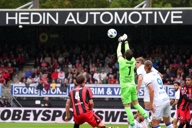 Eredivisie: Excelsior Rotterdam v FC Utrecht Rotterdam - Goalkeeper Vasilis Barkas clears the ball during the sixth competition round of the 2026 2027 Eredivisie season. The match is set between Excelsior Rotterdam and FC Utrecht at Stadion Woudestein on 13 September 2026 in Rotterdam, Netherlands. (Hero Images Nick Koole) Copyright: xNickxKoolex