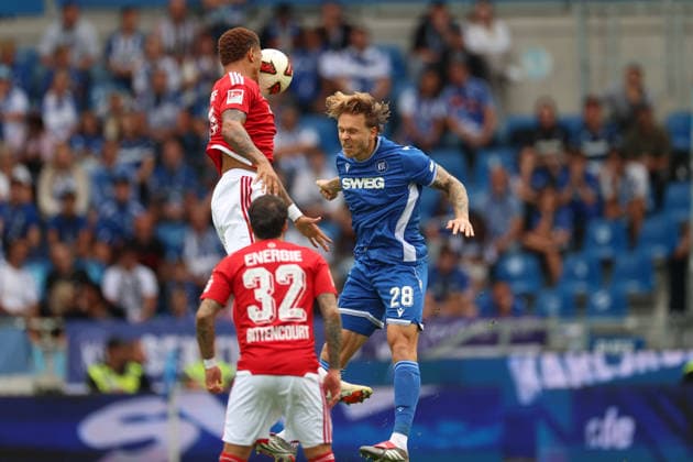 Justin Butler (Energie Cottbus, 31) im Zweikampf mit Marcel Franke (Karlsruher SC, 28), Karlsruher SC vs. Energie Cottbus, 2. Bundesliga, 5. Spieltag, 2026 2027, 13.09.2026, DFL REGULATIONS PROHIBIT ANY USE OF PHOTOGRAPHS AS IMAGE SEQUENCES AND OR QUASI-VIDEO, Karlsruher SC vs. Energie Cottbus, 2. Bundesliga, 5. Spieltag, 2026 2027, 13.09.2026 Karlsruhe Copyright: xEibner-Pressefoto JanxPrihodax EP_JPA