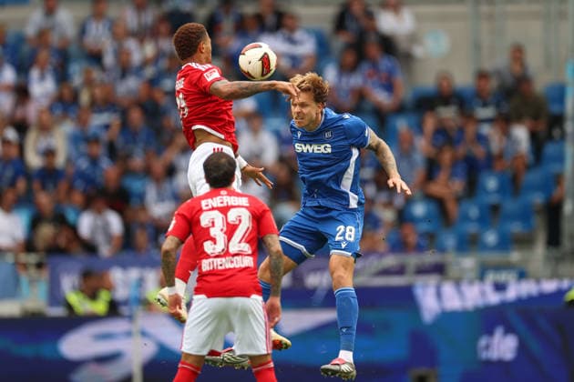 Justin Butler (Energie Cottbus, 31) im Zweikampf mit Marcel Franke (Karlsruher SC, 28), Karlsruher SC vs. Energie Cottbus, 2. Bundesliga, 5. Spieltag, 2026 2027, 13.09.2026, DFL REGULATIONS PROHIBIT ANY USE OF PHOTOGRAPHS AS IMAGE SEQUENCES AND OR QUASI-VIDEO, Karlsruher SC vs. Energie Cottbus, 2. Bundesliga, 5. Spieltag, 2026 2027, 13.09.2026 Karlsruhe Copyright: xEibner-Pressefoto JanxPrihodax EP_JPA