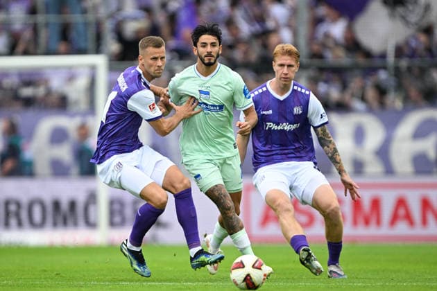 2. Bundesliga - 26 27 - VfL Osnabrück - Hertha BSC Berlin am 13.09.2026 an der Bremer Brücke in Osnabrück Adrian Beck (Osnabrueck) im Zweikampf gegen Kevin Sessa (Berlin)