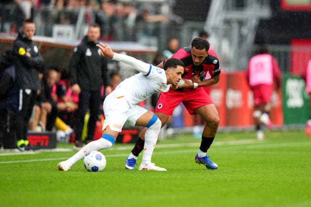 Eredivisie: Excelsior Rotterdam v FC Utrecht Rotterdam - Adrian Blake of FC Utrecht battles for possession with Eric Da Silva Moreira of Excelsior Rotterdam during the sixth competition round of the 2026 2027 Eredivisie season. The match is set between Excelsior Rotterdam and FC Utrecht at Stadion Woudestein on 13 September 2026 in Rotterdam, Netherlands. (Hero Images Nick Koole) Copyright: xNickxKoolex