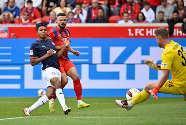 Torschuss Aktion Torchance Ikem Ugoh Holstein Kiel (27) gegen Torwart Thomas Daehne 1. FC Heidenheim 1846 FCH (33) 1. FC Heidenheim 1846 FCH vs Holstein Kiel KSV 13.09.2026 DFL REGULATIONS PROHIBIT ANY USE OF PHOTOGRAPHS AS IMAGE SEQUENCES AND OR QUASI-VIDEO 1. FC Heidenheim 1846 FCH vs Holstein Kiel KSV