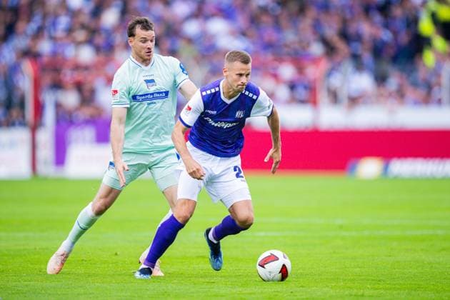 13.09.2026 - Fußball, 2026 2027, 2. Bundesliga, 5. Spieltag, VfL Osnabrück - Hertha BSC Berlin: (L-R) Pascal Klemens (Berlin), Adrian Beck (Osnabrück) DFL REGULATIONS PROHIBIT ANY USE OF PHOTOGRAPHS AS IMAGE SEQUENCES AND OR QUASI-VIDEO.
