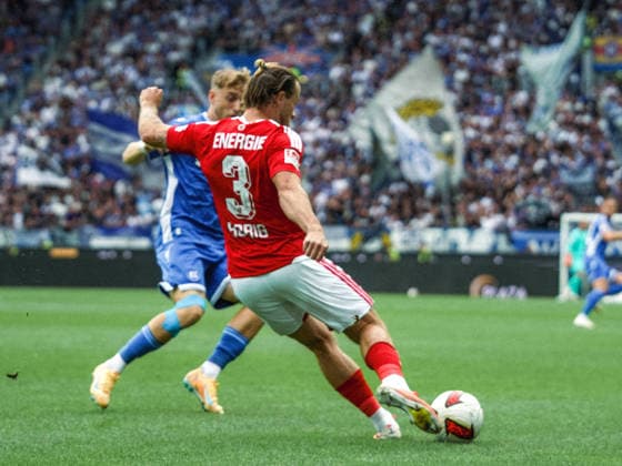 13.09.2026, xwppx, Fussball 2.Bundesliga, Karlsruher SC - Energie Cottbus v.l. Henry Rorig (Energie Cottbus) bei einer Flanke (DFL DFB REGULATIONS PROHIBIT ANY USE OF PHOTOGRAPHS as IMAGE SEQUENCES and or QUASI-VIDEO) Karlsruhe