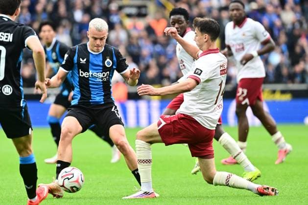 Club Brugge v Royal Antwerp FC - Jupiler Pro League BRUGGE, BELGIUM - SEPTEMBER 13 : Siquet Hugo defender of Club Brugge and Dierkckx Xander midfielder of Royal Antwerp FC battle for the ball during the Jupiler Pro League match between Club Brugge and Royal Antwerp FC on September 13, 2026 in Brugge, Belgium, 13 09 2026 Brugge Belgium  Copyright: xPeterxDexVoechtx