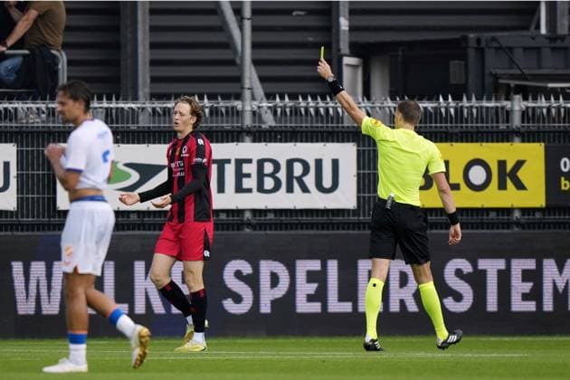 ROTTERDAM - (lr) Valentin Sulzbacher of Excelsior Rotterdam receives a yellow card from referee Sander van der Eijk during the Dutch Eredivisie match between Excelsior and FC Utrecht at Woudestein Stadium on September 13, 2026, in Rotterdam, the Netherlands. TOBIAS KLEUVER ANP Eredivisie 2026 27 xVIxANPxSportx xxANPxIVx 568472648 originalFilename: 568472648.jpg
