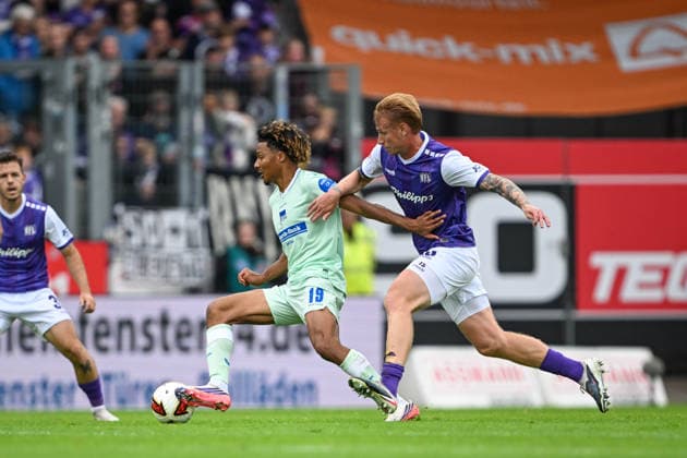 2. Bundesliga - 26 27 - VfL Osnabrück - Hertha BSC Berlin am 13.09.2026 an der Bremer Brücke in Osnabrück Oluwaseun Adewumi (Berlin) im Zweikampf gegen Bjarke Jacobsen (Osnabrueck)