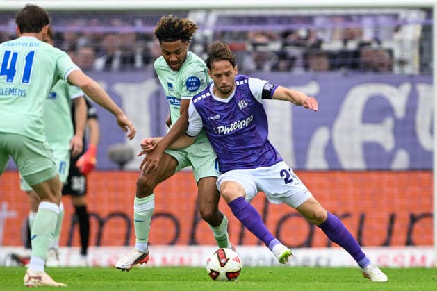 2. Bundesliga - 26 27 - VfL Osnabrück - Hertha BSC Berlin am 13.09.2026 an der Bremer Brücke in Osnabrück Oluwaseun Adewumi (Berlin) im Zweikampf gegen Jannik Müller Mueller (Osnabrueck)