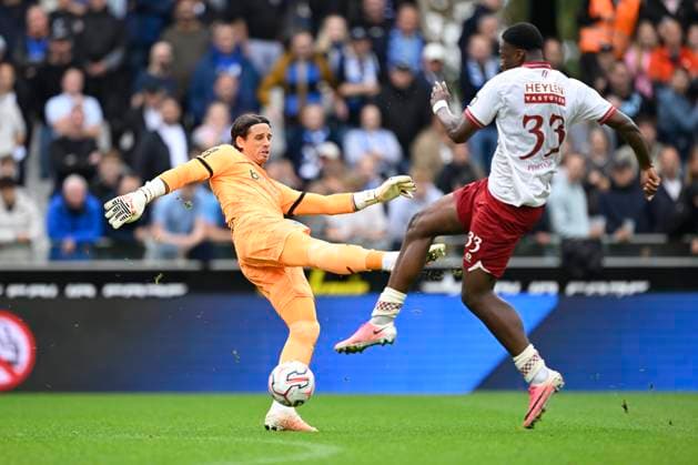 Club Brugge v Royal Antwerp FC - Jupiler Pro League BRUGGE, BELGIUM - SEPTEMBER 13 : Porozo Snayder forward of Royal Antwerp FC beats Sommer Yann goalkeeper of Club Brugge to the ball during the Jupiler Pro League match between Club Brugge and Royal Antwerp FC on September 13, 2026 in Brugge, Belgium, 13 09 2026 Brugge Belgium  Copyright: xNicoxVereeckenx