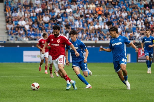 13.09.2026, xjyhynx, Fussball 2.Bundesliga, Karlsruher SC - Energie Cottbus v.l., Tolcay Cigerci (10, Energie Cottbus) im Zweikampf mit Deniz Ofli (3, Karlsruher SC) und Danyal Zor (26, Karlsruher SC) (DFL DFB REGULATIONS PROHIBIT ANY USE OF PHOTOGRAPHS as IMAGE SEQUENCES and or QUASI-VIDEO) Karlsruhe