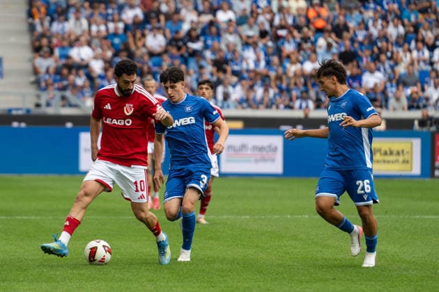 13.09.2026, xjyhynx, Fussball 2.Bundesliga, Karlsruher SC - Energie Cottbus v.l., Tolcay Cigerci (10, Energie Cottbus) im Zweikampf mit Deniz Ofli (3, Karlsruher SC) und Danyal Zor (26, Karlsruher SC) (DFL DFB REGULATIONS PROHIBIT ANY USE OF PHOTOGRAPHS as IMAGE SEQUENCES and or QUASI-VIDEO) Karlsruhe