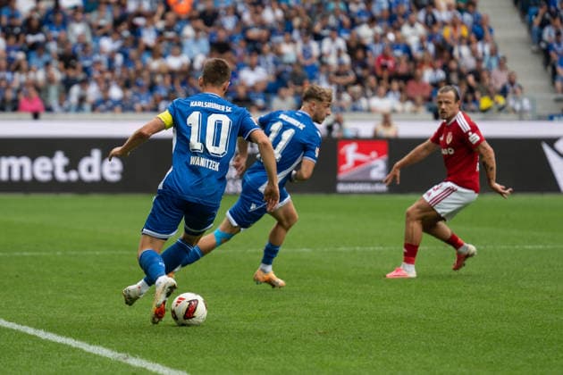 13.09.2026, xjyhynx, Fussball 2.Bundesliga, Karlsruher SC - Energie Cottbus v.l., Marvin Wanitzek (10, Karlsruher SC) im Dribbling (DFL DFB REGULATIONS PROHIBIT ANY USE OF PHOTOGRAPHS as IMAGE SEQUENCES and or QUASI-VIDEO) Karlsruhe