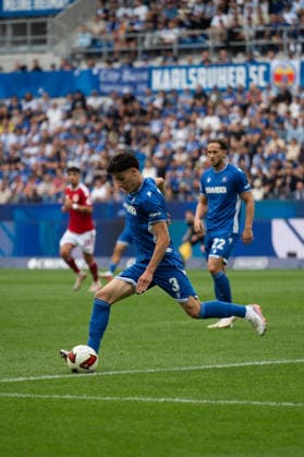 13.09.2026, xjyhynx, Fussball 2.Bundesliga, Karlsruher SC - Energie Cottbus v.l., Deniz Ofli (3, Karlsruher SC) spielt einen Pass (DFL DFB REGULATIONS PROHIBIT ANY USE OF PHOTOGRAPHS as IMAGE SEQUENCES and or QUASI-VIDEO) Karlsruhe