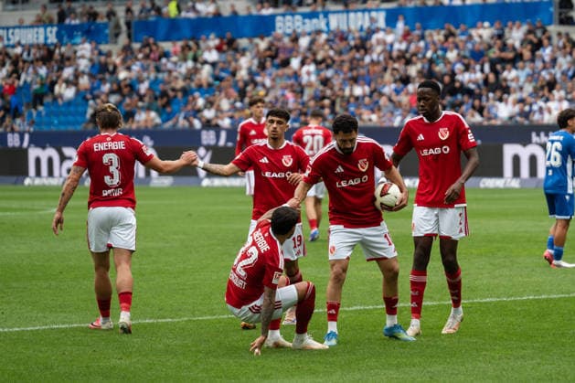 13.09.2026, xjyhynx, Fussball 2.Bundesliga, Karlsruher SC - Energie Cottbus v.l., Cottbus Spieler feiern gewonnen Elfmeter (DFL DFB REGULATIONS PROHIBIT ANY USE OF PHOTOGRAPHS as IMAGE SEQUENCES and or QUASI-VIDEO) Karlsruhe