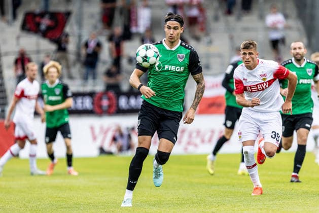 VfB Stuttgart II vs. SC Preussen Muenster, Fussball, 3. Liga, 5. Spieltag, WIRmachenDRUCK Arena Großaspach 13.09.26 v.l. Antonio Tikvic (SC Preussen Muenster, 04), Enis Redzepi (VfB Stuttgart II, 39) VfB Stuttgart II vs. SC Preussen Muenster, Fussball, 3. Liga, 5. Spieltag, WIRmachenDRUCK Arena Großaspach 13.09.26 Foto: Lucca Fundel Großaspach WIRmachenDRUCK Arena Baden-Württemberg Deutschland