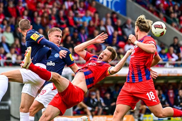 13.09.2026, GER, Fußball, Herren, 2. Bundesliga, 1. FC Heidenheim vs Holstein Kiel Patrick Mainka (Heidenheim, 6) wird von David Zec (Kiel, 26) unglücklich getroffen Heidenheim Voith-Arena Baden-Württemberg Deutschland Copyright: xNordphotox xHafnerx