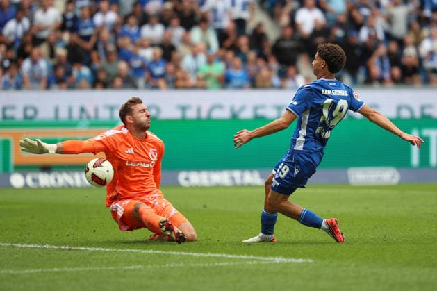 Marcel Lotka (Energie Cottbus, Torwart 01) vereitelt die Chance von Louey Ben Farhat (Karlsruher SC, 19), Karlsruher SC vs. Energie Cottbus, 2. Bundesliga, 5. Spieltag, 2026 2027, 13.09.2026, DFL REGULATIONS PROHIBIT ANY USE OF PHOTOGRAPHS AS IMAGE SEQUENCES AND OR QUASI-VIDEO, Karlsruher SC vs. Energie Cottbus, 2. Bundesliga, 5. Spieltag, 2026 2027, 13.09.2026 Karlsruhe Copyright: xEibner-Pressefoto JanxPrihodax EP_JPA