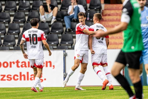 VfB Stuttgart II vs. SC Preussen Muenster, Fussball, 3. Liga, 5. Spieltag, WIRmachenDRUCK Arena Großaspach 13.09.26 Torjubel Jubel Freude nach Treffer Tor Torschuss zum 1:0 durch Lauri Penna (VfB Stuttgart II, 07). v.l. Nicolas Sessa (VfB Stuttgart II, 10), Lauri Penna (VfB Stuttgart II, 07), Enis Redzepi (VfB Stuttgart II, 39) VfB Stuttgart II vs. SC Preussen Muenster, Fussball, 3. Liga, 5. Spieltag, WIRmachenDRUCK Arena Großaspach 13.09.26 Foto: Lucca Fundel Großaspach WIRmachenDRUCK Arena Baden-Württemberg Deutschland