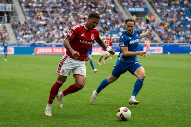 13.09.2026, xjyhynx, Fussball 2.Bundesliga, Karlsruher SC - Energie Cottbus v.l., Justin Butler (31, Energie Cottbus) im Dribbling gegen Christoph Kobald (22, Karlsruher SC) (DFL DFB REGULATIONS PROHIBIT ANY USE OF PHOTOGRAPHS as IMAGE SEQUENCES and or QUASI-VIDEO) Karlsruhe