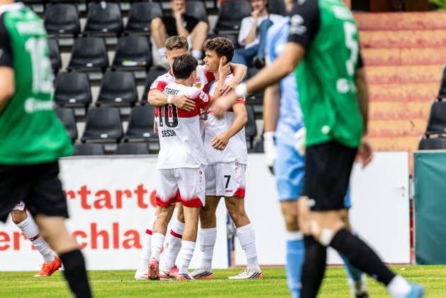 VfB Stuttgart II vs. SC Preussen Muenster, Fussball, 3. Liga, 5. Spieltag, WIRmachenDRUCK Arena Großaspach 13.09.26 Torjubel Jubel Freude nach Treffer Tor Torschuss zum 1:0 durch Lauri Penna (VfB Stuttgart II, 07). v.l. Nicolas Sessa (VfB Stuttgart II, 10), Lauri Penna (VfB Stuttgart II, 07) VfB Stuttgart II vs. SC Preussen Muenster, Fussball, 3. Liga, 5. Spieltag, WIRmachenDRUCK Arena Großaspach 13.09.26 Foto: Lucca Fundel Großaspach WIRmachenDRUCK Arena Baden-Württemberg Deutschland