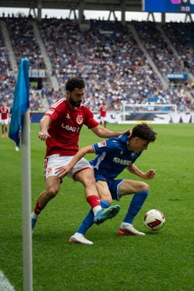 13.09.2026, xjyhynx, Fussball 2.Bundesliga, Karlsruher SC - Energie Cottbus v.l., Deniz Ofli (3, Karlsruher SC) im Zweikampf mit Tolcay Cigerci (10, Energie Cottbus) (DFL DFB REGULATIONS PROHIBIT ANY USE OF PHOTOGRAPHS as IMAGE SEQUENCES and or QUASI-VIDEO) Karlsruhe