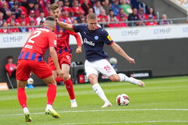 2. Liga, Spieltag 5, Saison 2026 27, FC Heidenheim - Holstein Kiel Marnon Busch (FC Heidenheim), Phil Harres (Holstein Kiel) - FC Heidenheim - Holstein Kiel 2. Liga, Spieltag 5, Saison 2026 27, FC Heidenheim - Holstein Kiel Deutschland, Heidenheim, Voith Arena, 13.09.2026