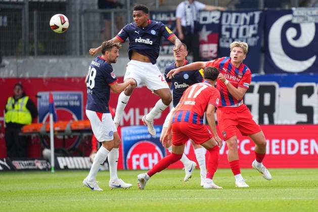 2. Liga, Spieltag 5, Saison 2026 27, FC Heidenheim - Holstein Kiel Ikem Ugoh (Holstein Kiel) versucht sein Glueck per Kopfball - FC Heidenheim - Holstein Kiel 2. Liga, Spieltag 5, Saison 2026 27, FC Heidenheim - Holstein Kiel Deutschland, Heidenheim, Voith Arena, 13.09.2026