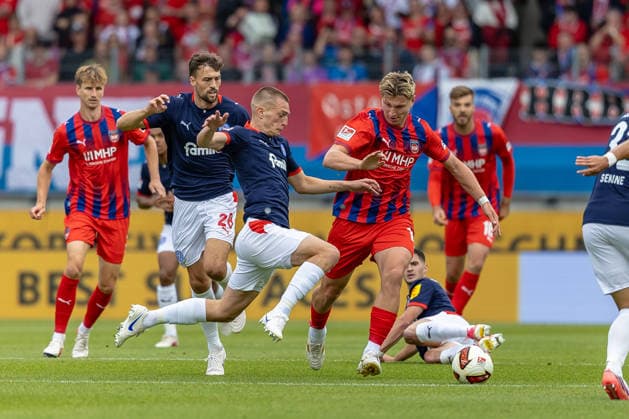Harter Zweikampf Ivan Nekic (Holstein Kiel, 13) graetscht nach Alessandro Vogt (1.FC Heidenheim, 18) daneben Jonas Meffert (Holstein Kiel, 28), GER, 1.FC Heidenheim vs. Holstein Kiel, Fussball, 2. Bundesliga, 05. Spieltag, Spielzeit 2026 2027, 13.09.2026, DFL DFB REGULATIONS PROHIBIT ANY USE OF PHOTOGRAPHS AS IMAGE SEQUENCES AND OR QUASI-VIDEO, GER, 1.FC Heidenheim vs. Holstein Kiel, Fussball, 2. Bundesliga, 05. Spieltag, Spielzeit 2026 2027, 13.09.2026 Heidenheim Copyright: xEibner-Pressefoto JanixPlessx EP_JPL