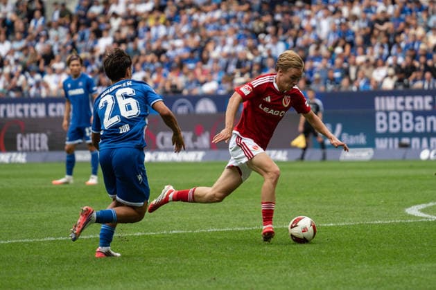 13.09.2026, xjyhynx, Fussball 2.Bundesliga, Karlsruher SC - Energie Cottbus v.l., Danyal Zor (26, Karlsruher SC) im Zweikampf mit Lukas Michelbrink (8, Energie Cottbus) (DFL DFB REGULATIONS PROHIBIT ANY USE OF PHOTOGRAPHS as IMAGE SEQUENCES and or QUASI-VIDEO) Karlsruhe