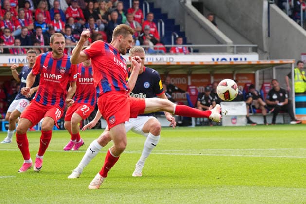 2. Liga, Spieltag 5, Saison 2026 27, FC Heidenheim - Holstein Kiel Patrick Mainka (FC Heidenheim) klaert - FC Heidenheim - Holstein Kiel 2. Liga, Spieltag 5, Saison 2026 27, FC Heidenheim - Holstein Kiel Deutschland, Heidenheim, Voith Arena, 13.09.2026