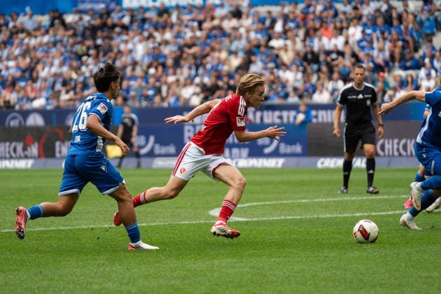 13.09.2026, xjyhynx, Fussball 2.Bundesliga, Karlsruher SC - Energie Cottbus v.l., Danyal Zor (26, Karlsruher SC) im Zweikampf mit Lukas Michelbrink (8, Energie Cottbus) (DFL DFB REGULATIONS PROHIBIT ANY USE OF PHOTOGRAPHS as IMAGE SEQUENCES and or QUASI-VIDEO) Karlsruhe