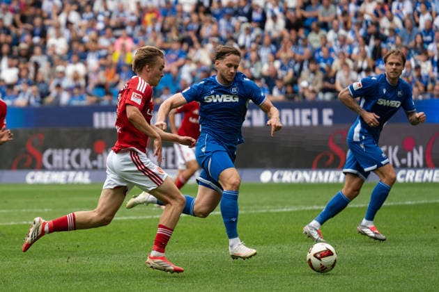 13.09.2026, xjyhynx, Fussball 2.Bundesliga, Karlsruher SC - Energie Cottbus v.l., Lukas Michelbrink (8, Energie Cottbus) im Zweikampf mit Christoph Kobald (22, Karlsruher SC) (DFL DFB REGULATIONS PROHIBIT ANY USE OF PHOTOGRAPHS as IMAGE SEQUENCES and or QUASI-VIDEO) Karlsruhe