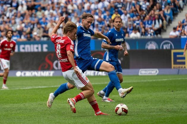 13.09.2026, xjyhynx, Fussball 2.Bundesliga, Karlsruher SC - Energie Cottbus v.l., Torschützess von Lukas Michelbrink (8, Energie Cottbus) und Christoph Kobald (22, Karlsruher SC) versucht zu blocken (DFL DFB REGULATIONS PROHIBIT ANY USE OF PHOTOGRAPHS as IMAGE SEQUENCES and or QUASI-VIDEO) Karlsruhe
