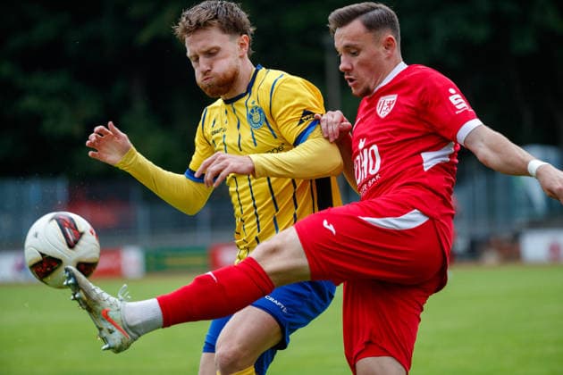 links Dorian Cevis (Lok) gegen Marcus Niemitz (Greifswald) ; GER, Greifswalder FC vs. 1. FC Lok Leipzig, Fußball, Männer, Regionalliga Nordost, 8.Spieltag, Spielzeit 2026 2027, 13.09.2026 Greifswald Volksstadion Mecklenburg - Vorpommern Deutschland