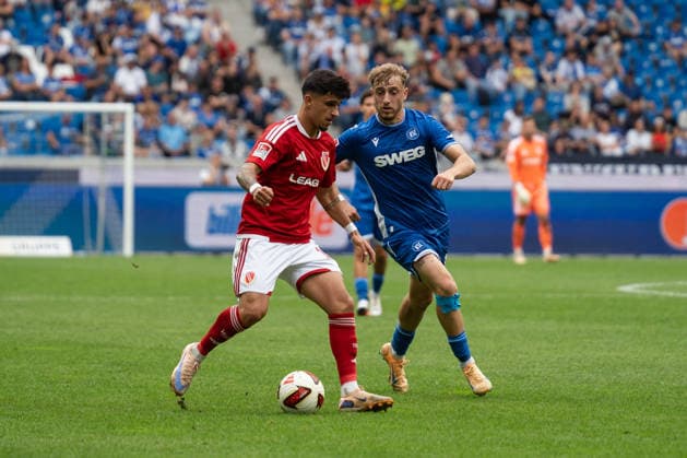 13.09.2026, xjyhynx, Fussball 2.Bundesliga, Karlsruher SC - Energie Cottbus v.l., Jannis Boziaris (19, Energie Cottbus) im Zweikampf mit Noel Eichinger (11, Karlsruher SC) (DFL DFB REGULATIONS PROHIBIT ANY USE OF PHOTOGRAPHS as IMAGE SEQUENCES and or QUASI-VIDEO) Karlsruhe